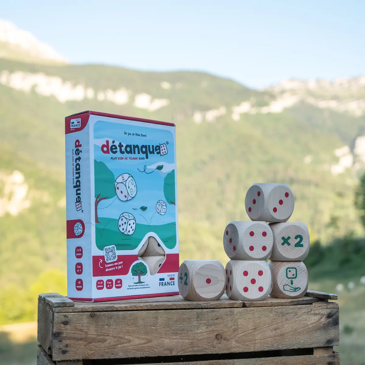 La boîte de la détanque, prête à offrir, posée sur une caisse en bois
