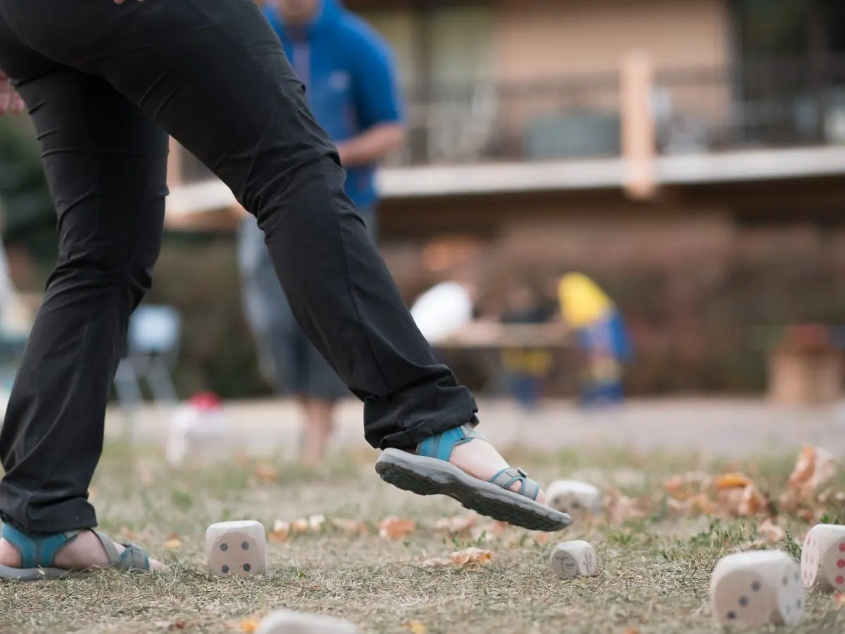 Un joueur mesure au pied la distance entre les dés
