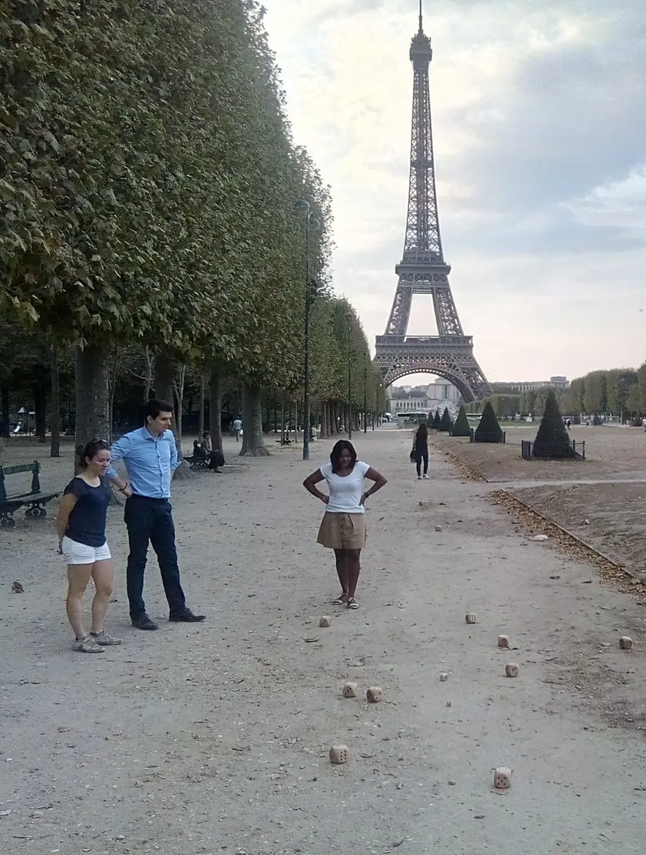 Partie de détanque sur le Champ-de-Mars, tour Eiffel en arrière-plan